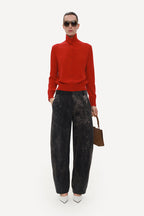 BLACK BARREL-LEG JEANS