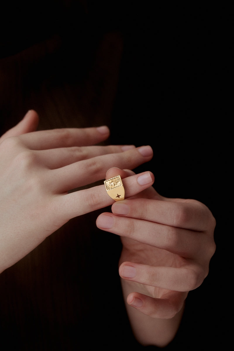 ARENA GOLDEN PINKY RING