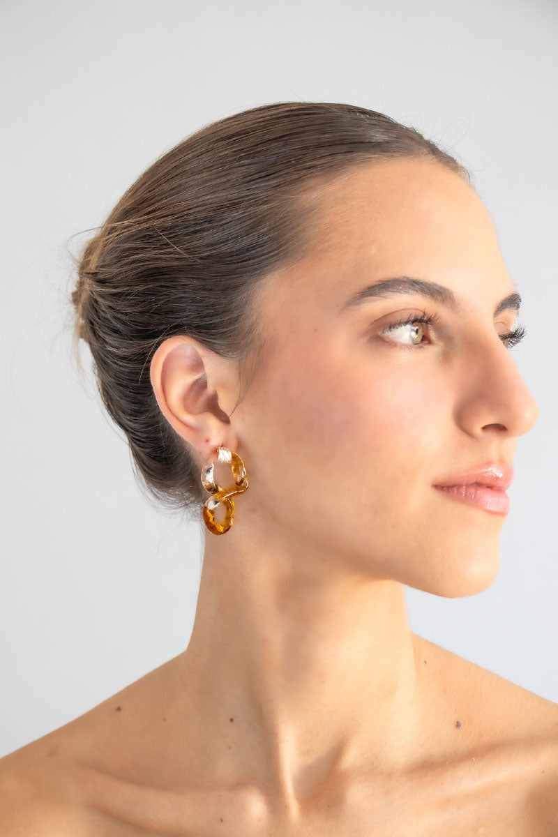 INTERCONEXION M EARRINGS IN AMBER