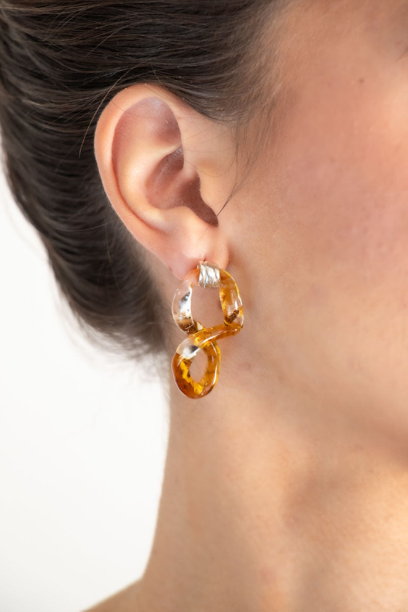 INTERCONEXION M EARRINGS IN AMBER