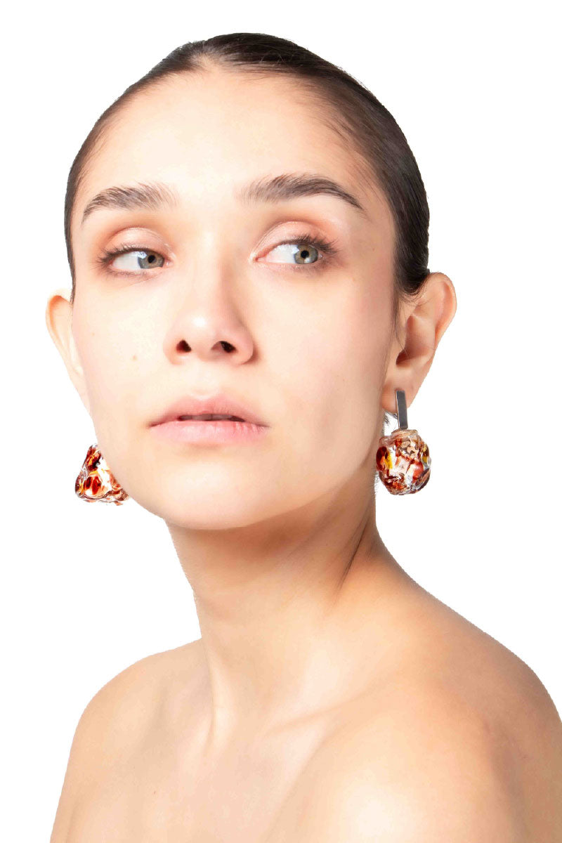 SOPLO M EARRINGS IN AMBER