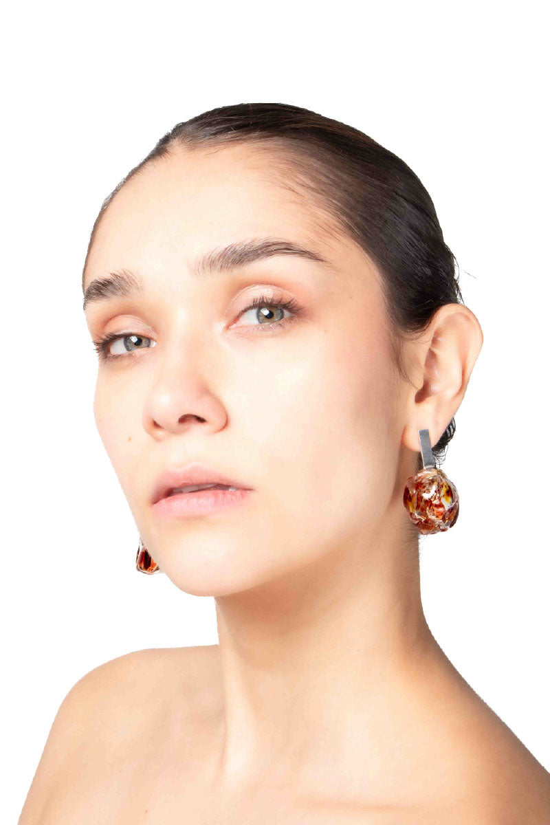 SOPLO M EARRINGS IN AMBER