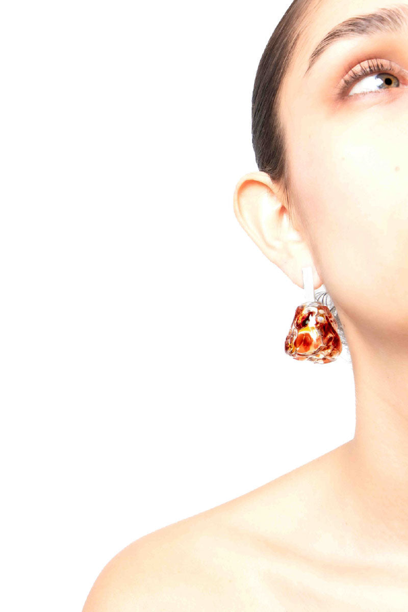 SOPLO M EARRINGS IN AMBER