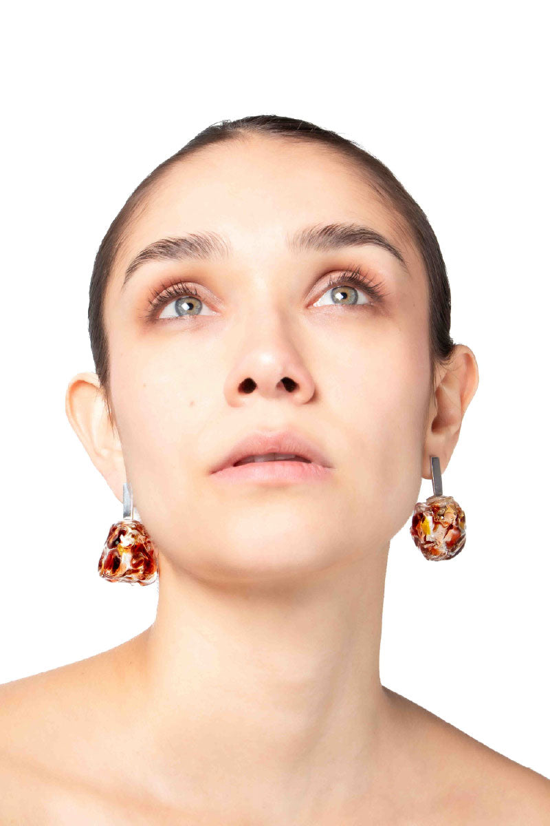 SOPLO M EARRINGS IN AMBER